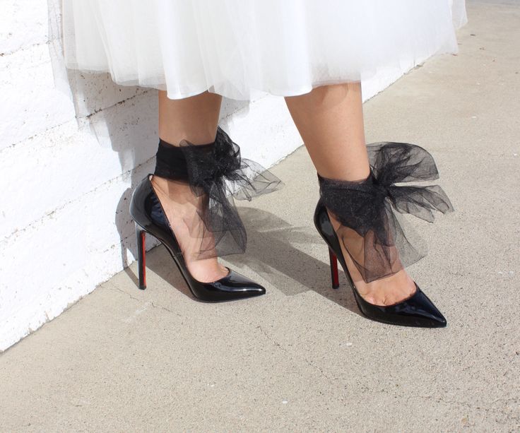 DIY : add tulle bows to basic black pumps | Diy tulle skirt, Diy .