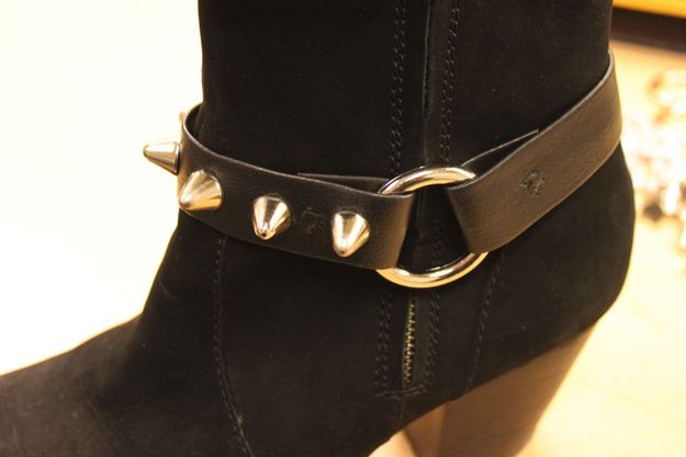 Two Ways To DIY Cool Studded Shoes | Studded shoes, Simple black .