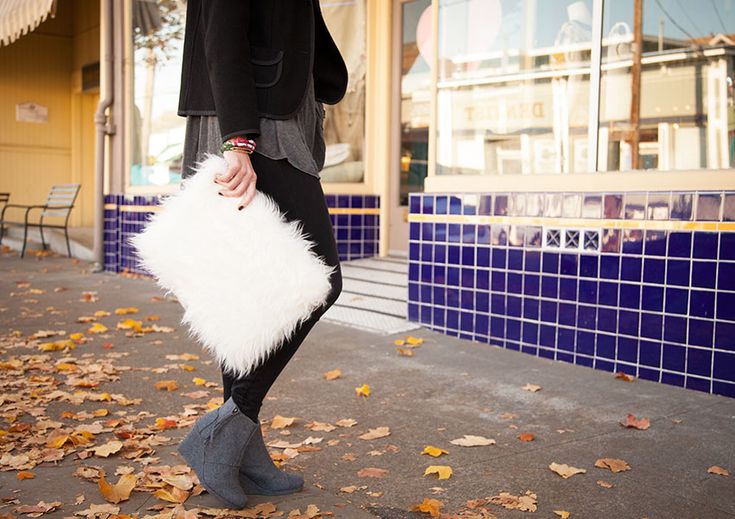 DIY Faux Fur Clutch Ikea hack by Trinkets in Bloom | Produits ikea .