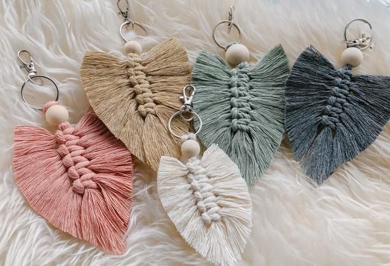 Macrame Feather Keychain - Etsy | Feather keychain, Macrame .