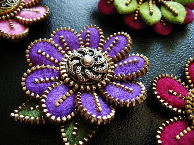 Beautiful button | Zipper crafts, Zipper flowers, Zipper jewel